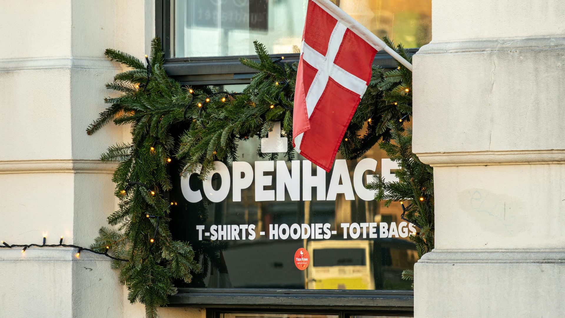 Dansk butik med Dannebrog