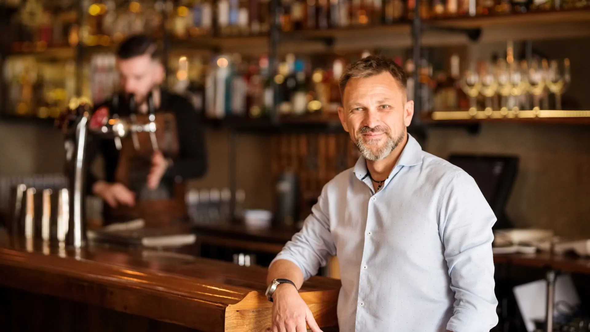 Lars ved baren i sin bistro